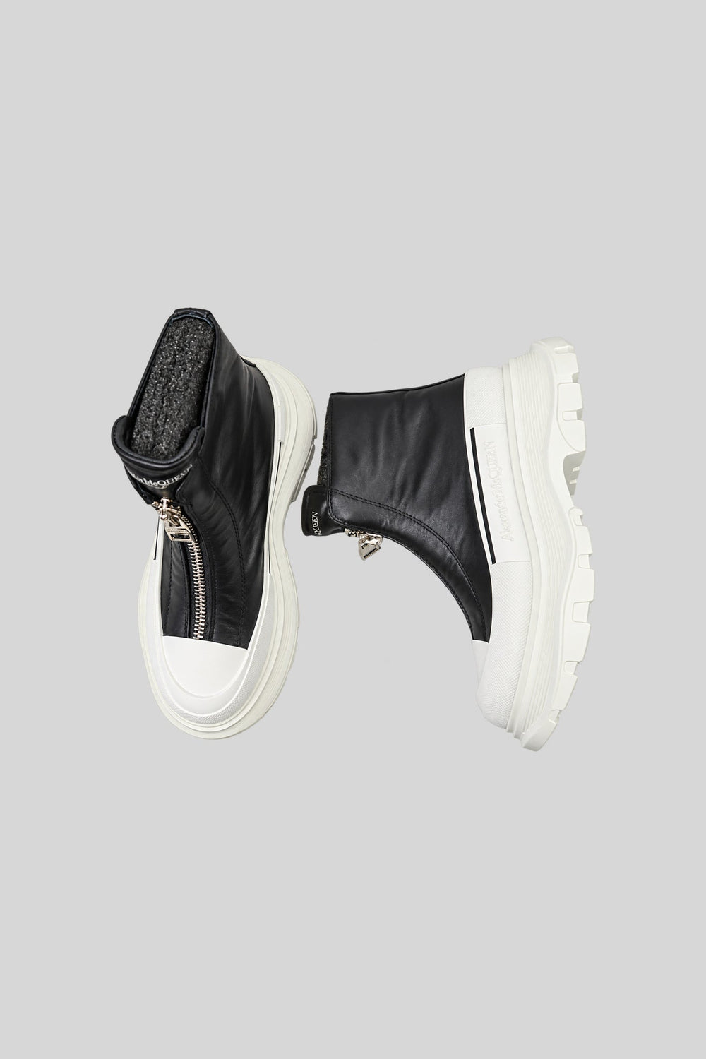 Bota Tread Slick com zíper preto e branco - Alexander McQueen: foto 2 em fundo cinza-claro