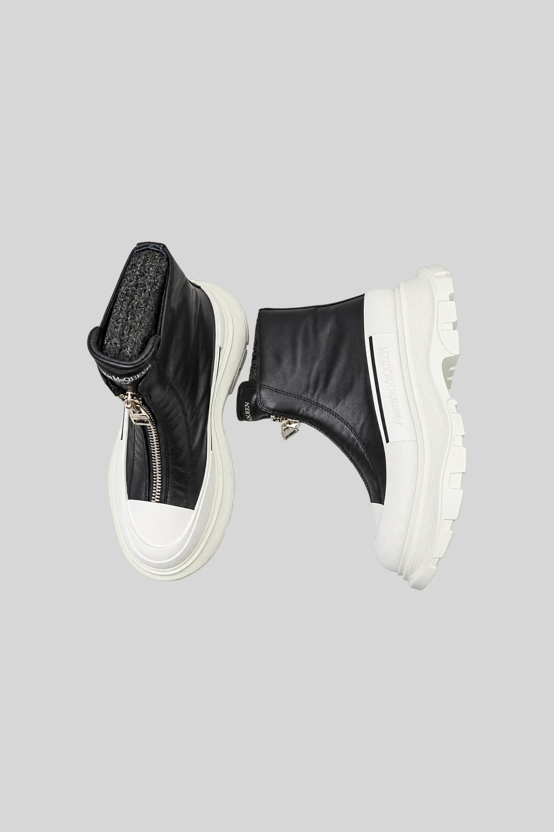 Bota Tread Slick com zíper preto e branco - Alexander McQueen: foto 2 em fundo cinza-claro