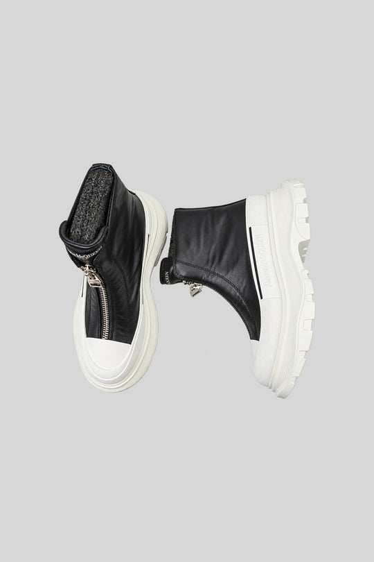 Bota Tread Slick com zíper preto e branco - Alexander McQueen: foto 2 em fundo cinza-claro
