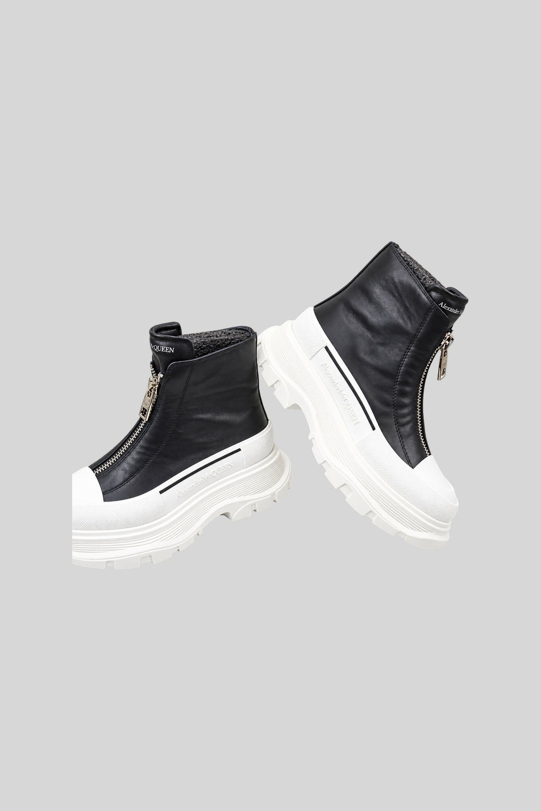 Bota Tread Slick com zíper preto e branco - Alexander McQueen: foto 3 em fundo cinza-claro