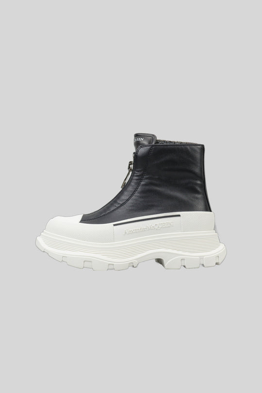 Bota Tread Slick com zíper preto e branco - Alexander McQueen — produto em fundo cinza-claro uniforme