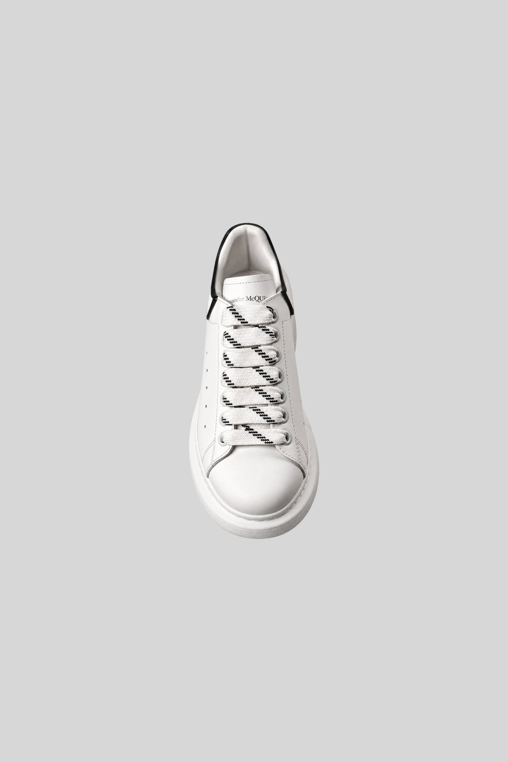 Tênis Oversized White Black Colorful - Alexander McQueen: foto 2 em fundo cinza-claro