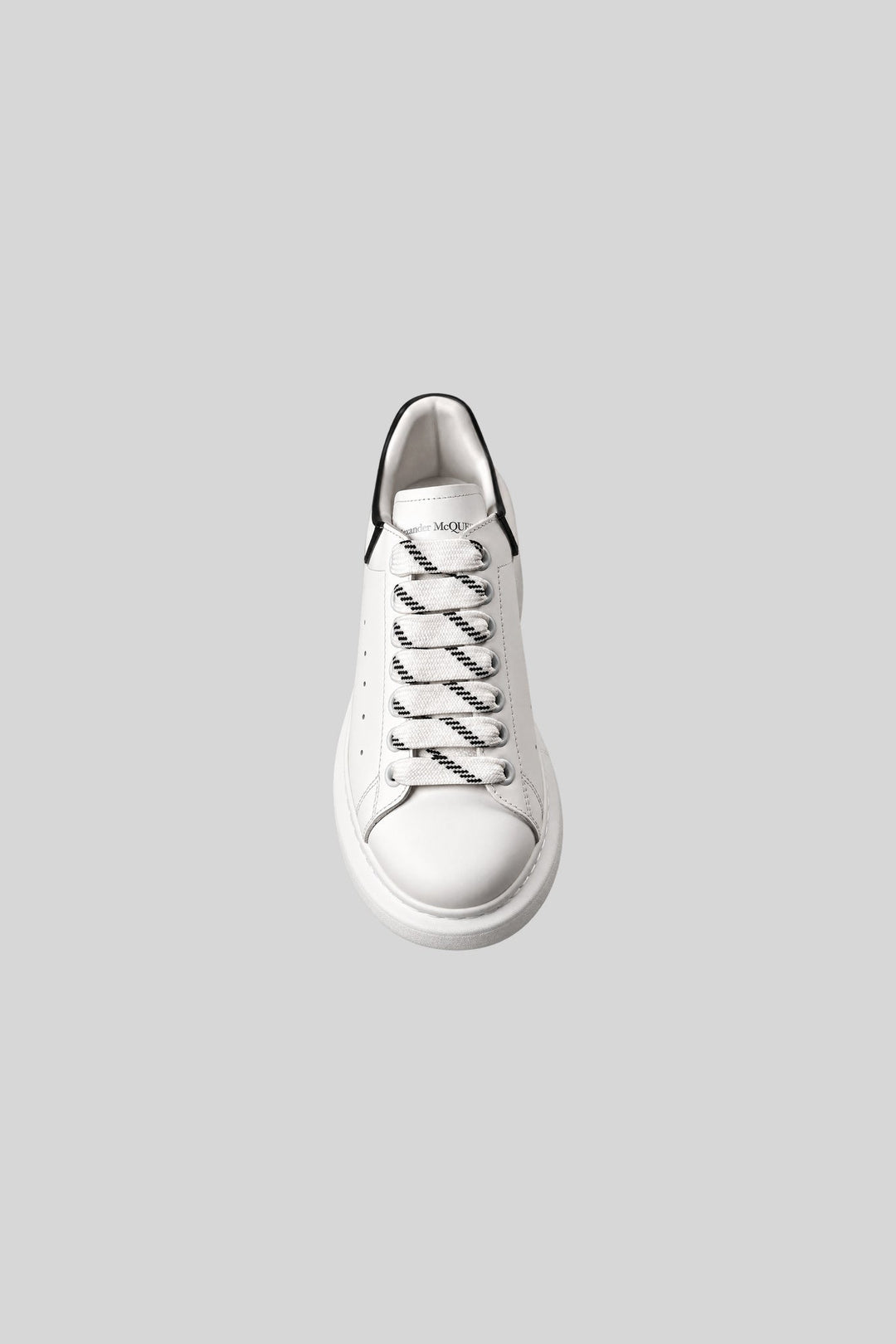 Tênis Oversized White Black Colorful - Alexander McQueen: foto 2 em fundo cinza-claro