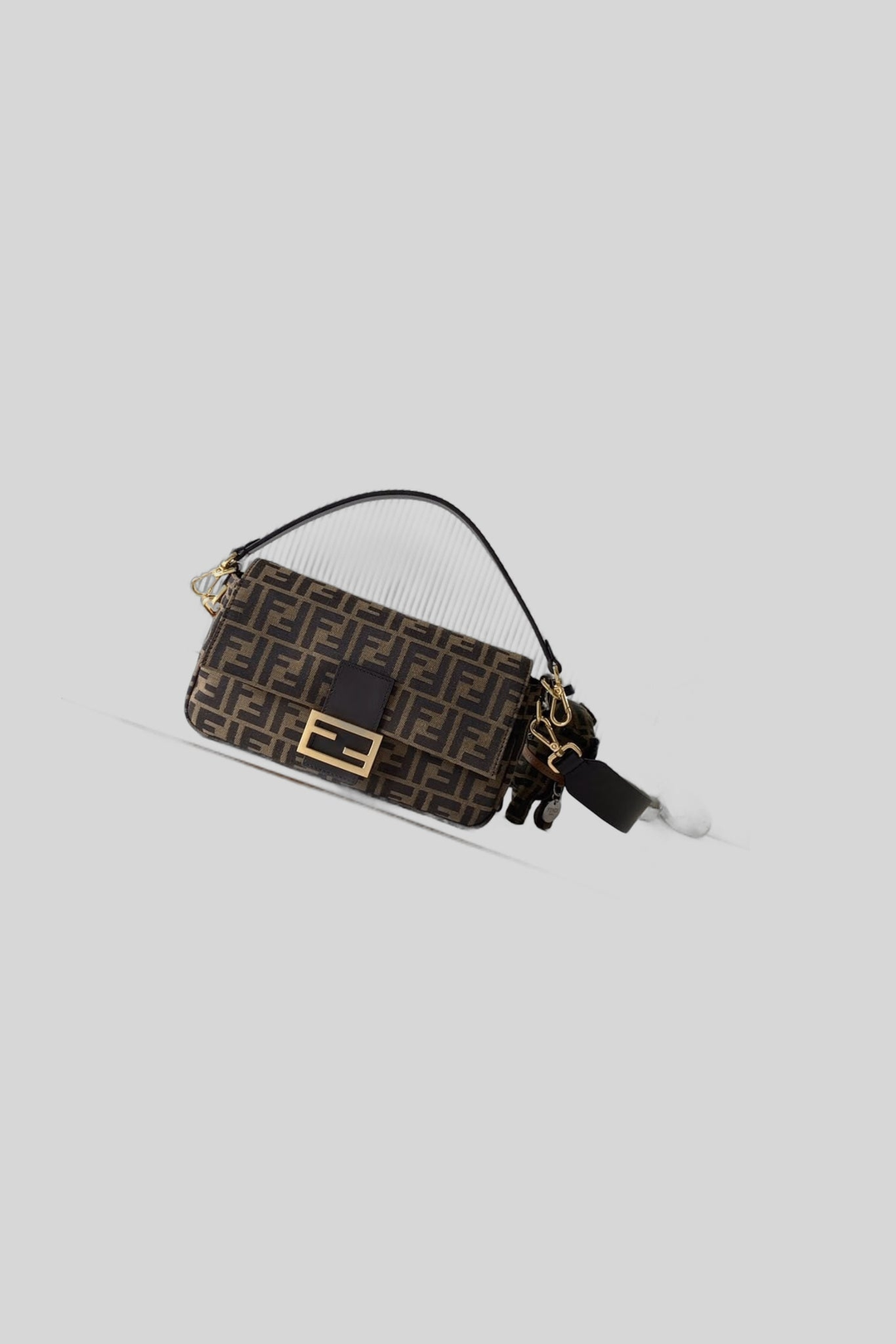 Bolsa Baguette - Fendi — produto centralizado em fundo cinza-claro