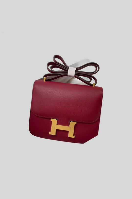 Bolsa Constance Red - Hermès — produto centralizado em fundo cinza-claro
