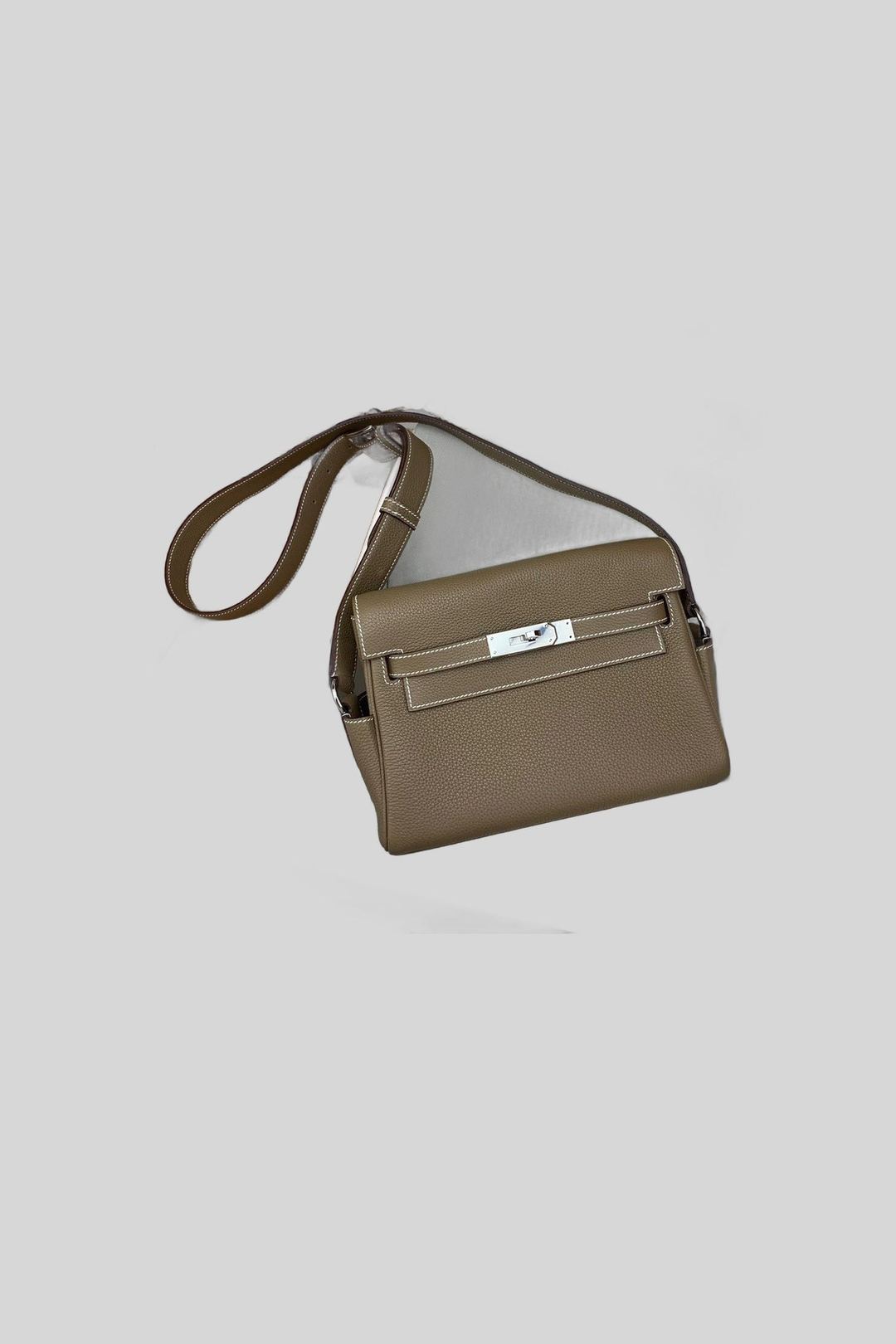 Bolsa Kelly Messenger PM - Hermès — produto centralizado em fundo cinza-claro