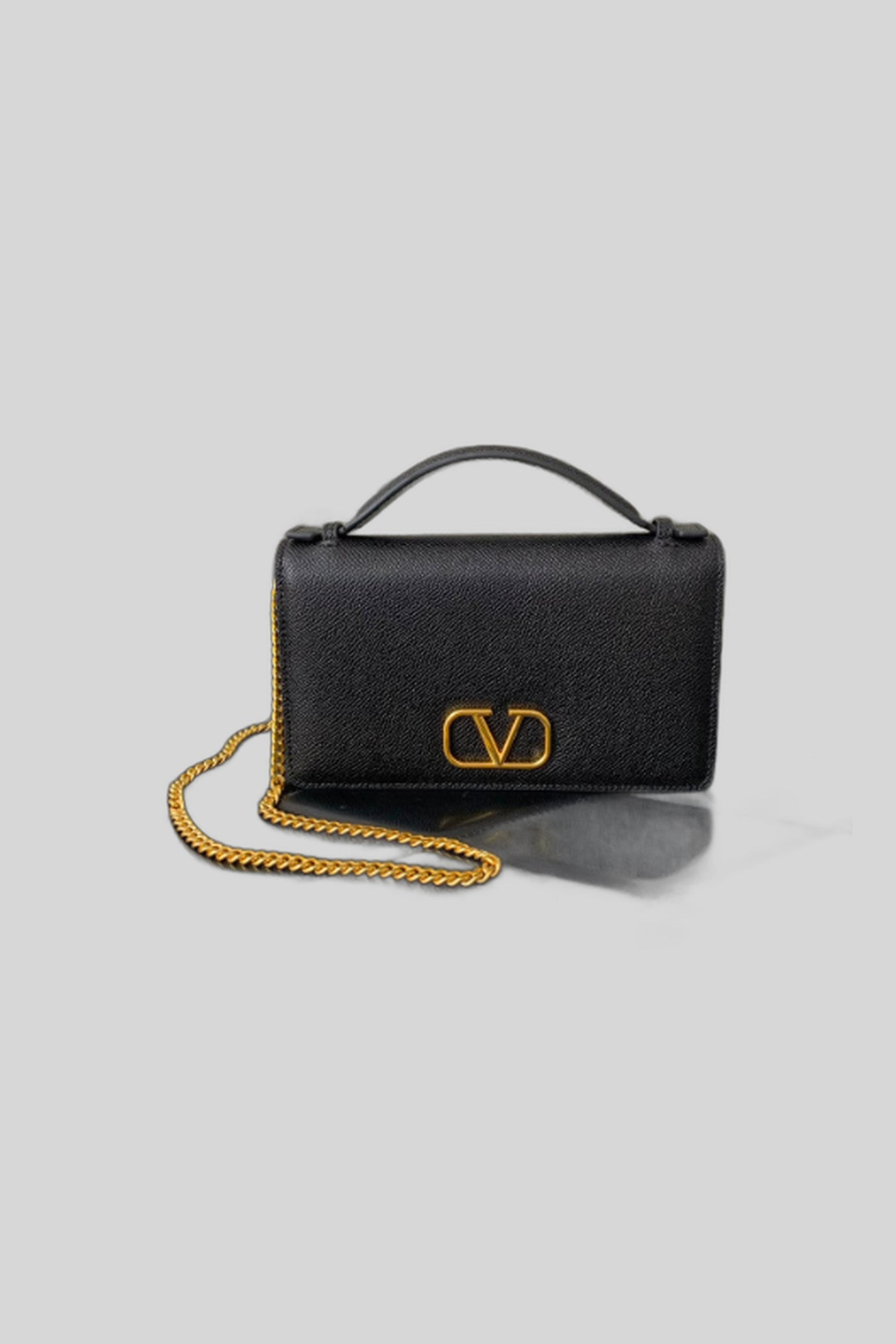 Bolsa VLogo Signature Grainy - Valentino Garavani — produto centralizado em fundo cinza-claro
