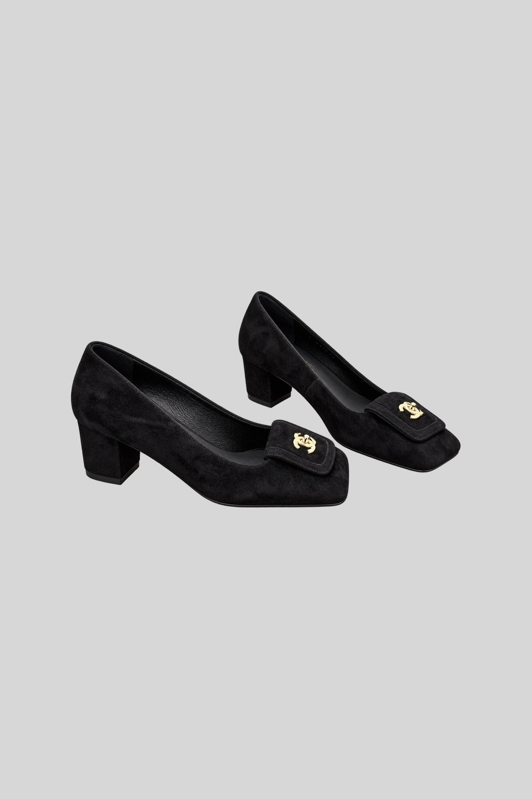 Scarpin Blazy Turnlock Black - Chanel: foto 1 em fundo cinza-claro