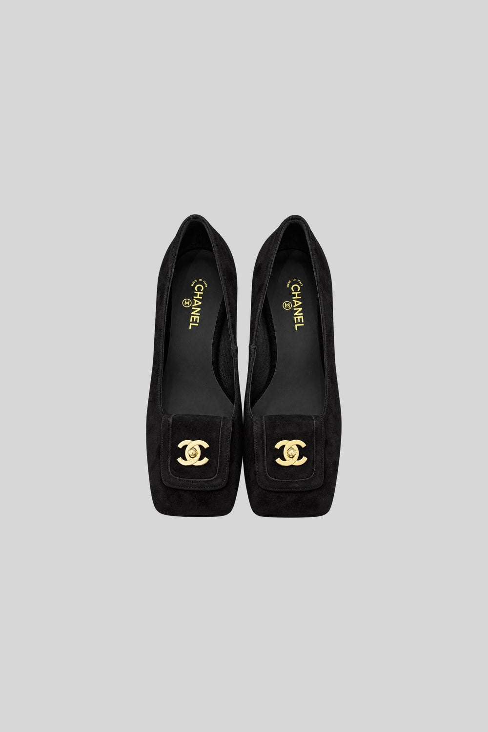 Scarpin Blazy Turnlock Black - Chanel: foto 2 em fundo cinza-claro