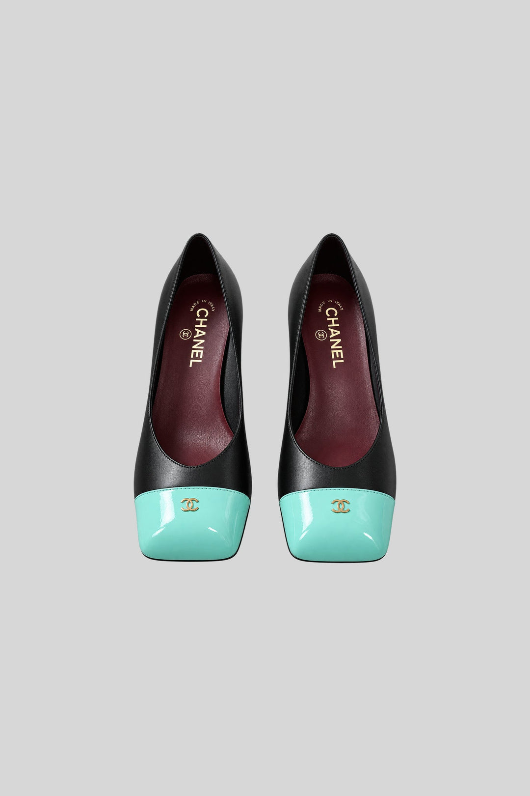 Scarpin Cap-Toe preto e verde água - Chanel: foto 1 em fundo cinza-claro