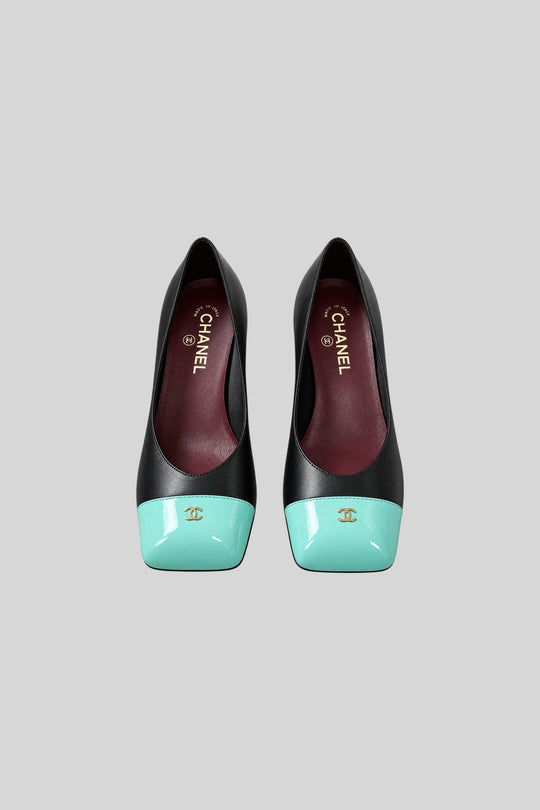 Scarpin Cap-Toe preto e verde água - Chanel: foto 1 em fundo cinza-claro