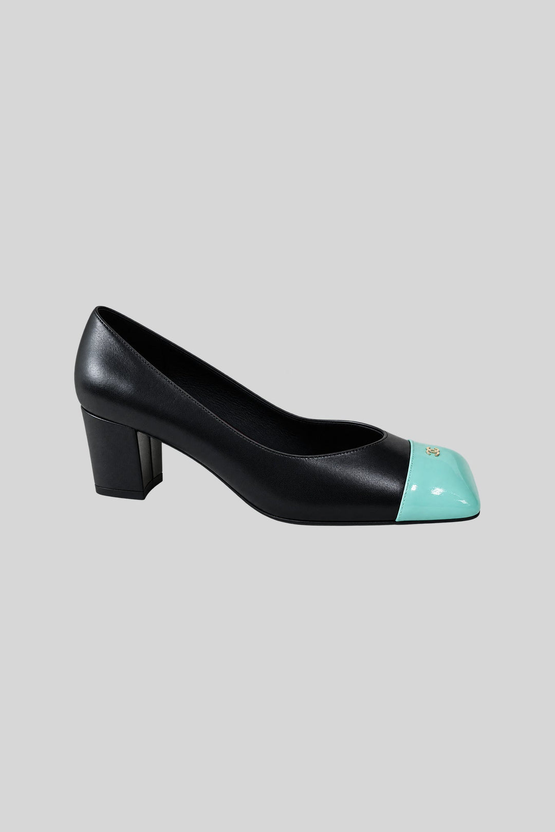 Scarpin Cap-Toe preto e verde água - Chanel: foto 2 em fundo cinza-claro
