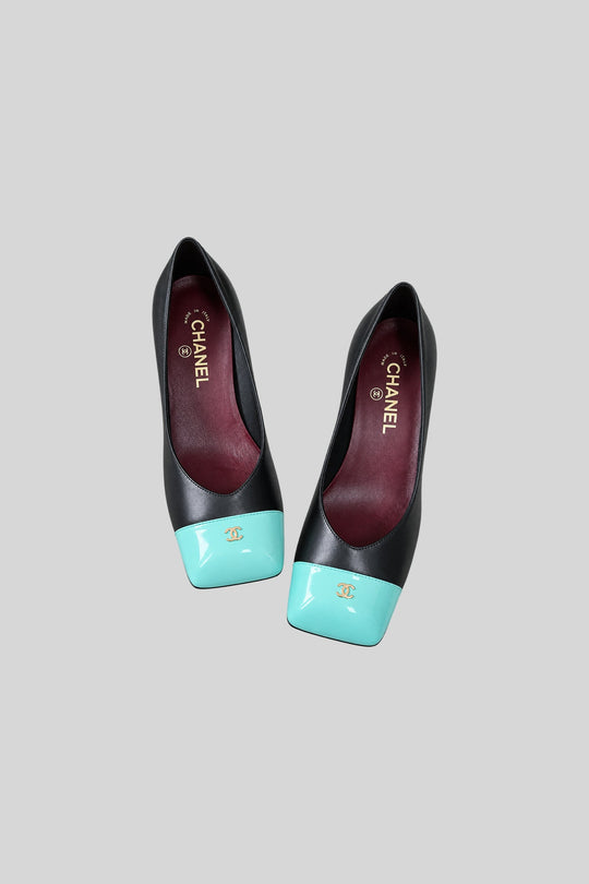 Scarpin Cap-Toe preto e verde água - Chanel: foto 3 em fundo cinza-claro