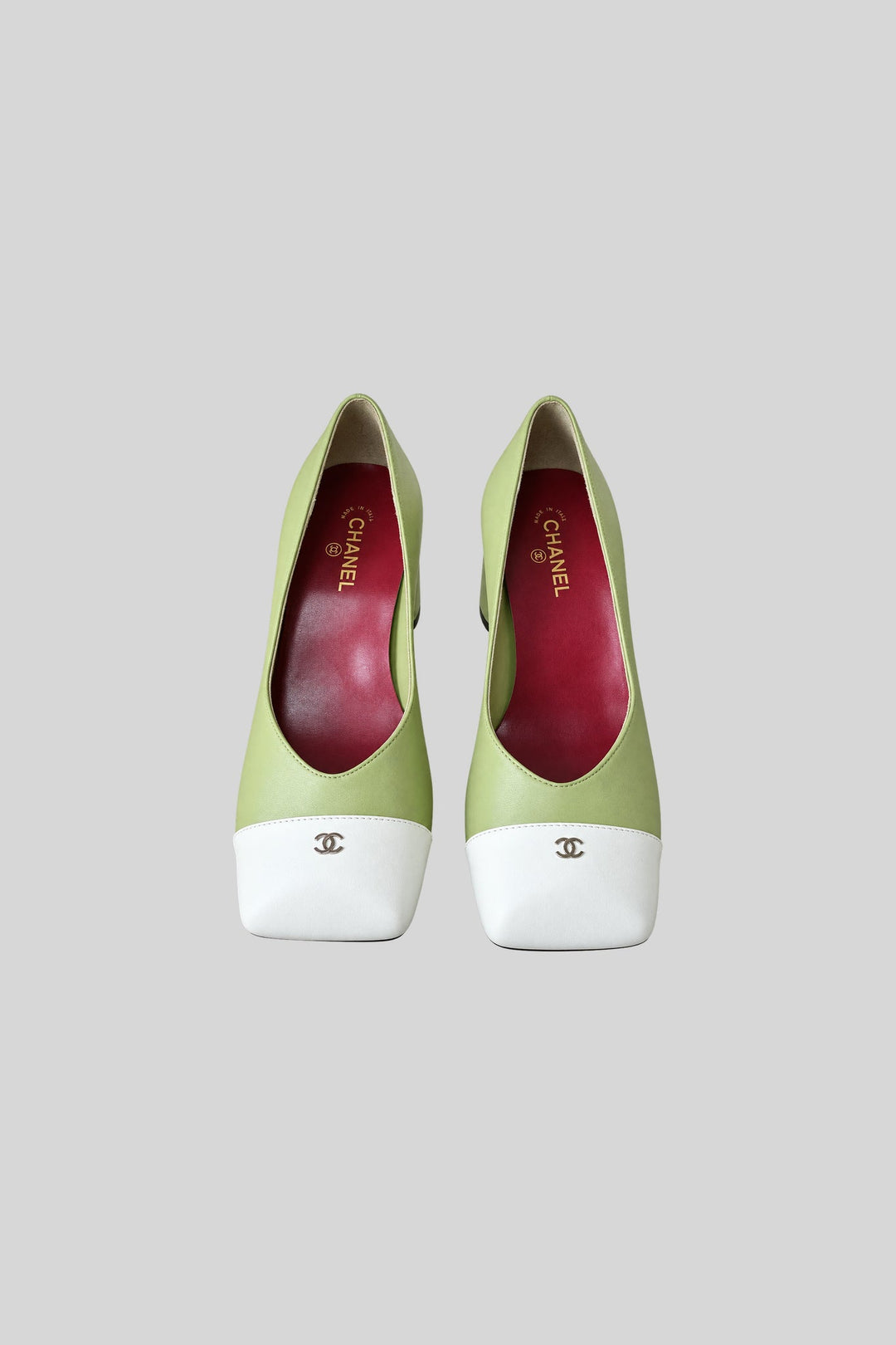 Scarpin Cap-Toe verde e branco - Chanel: foto 1 em fundo cinza-claro