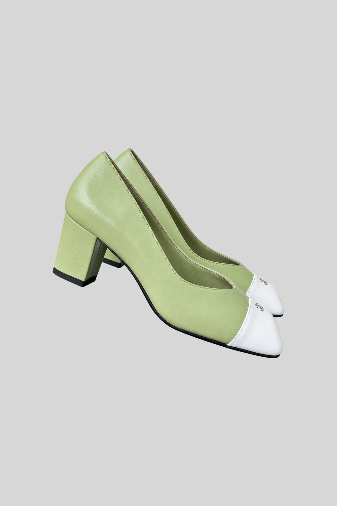 Scarpin Cap-Toe verde e branco - Chanel: foto 2 em fundo cinza-claro