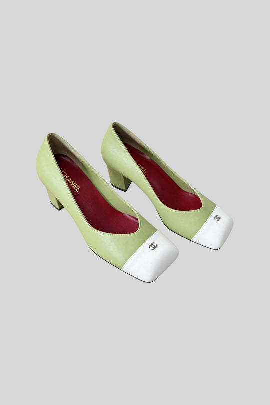 Scarpin Cap-Toe verde e branco - Chanel: foto 3 em fundo cinza-claro
