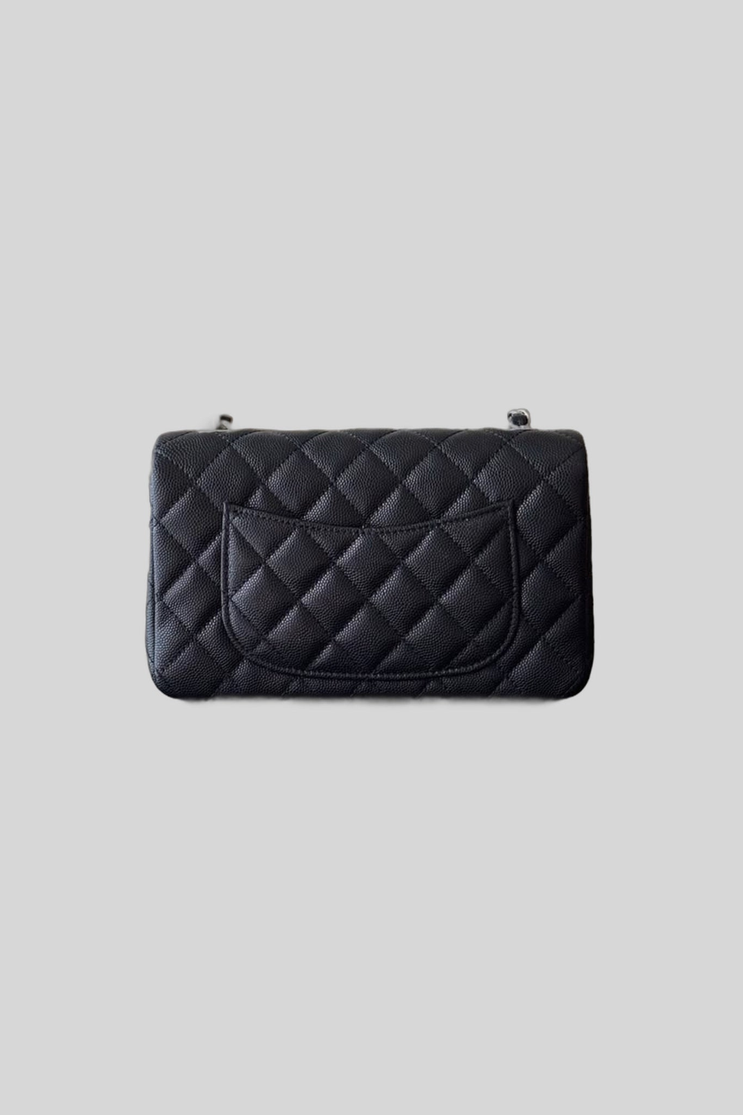 Bolsa Classic Flap com ferragens prata - Chanel — produto centralizado em fundo cinza-claro