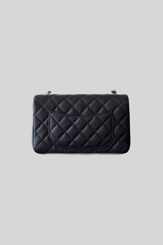 Bolsa Classic Flap com ferragens prata - Chanel — produto centralizado em fundo cinza-claro