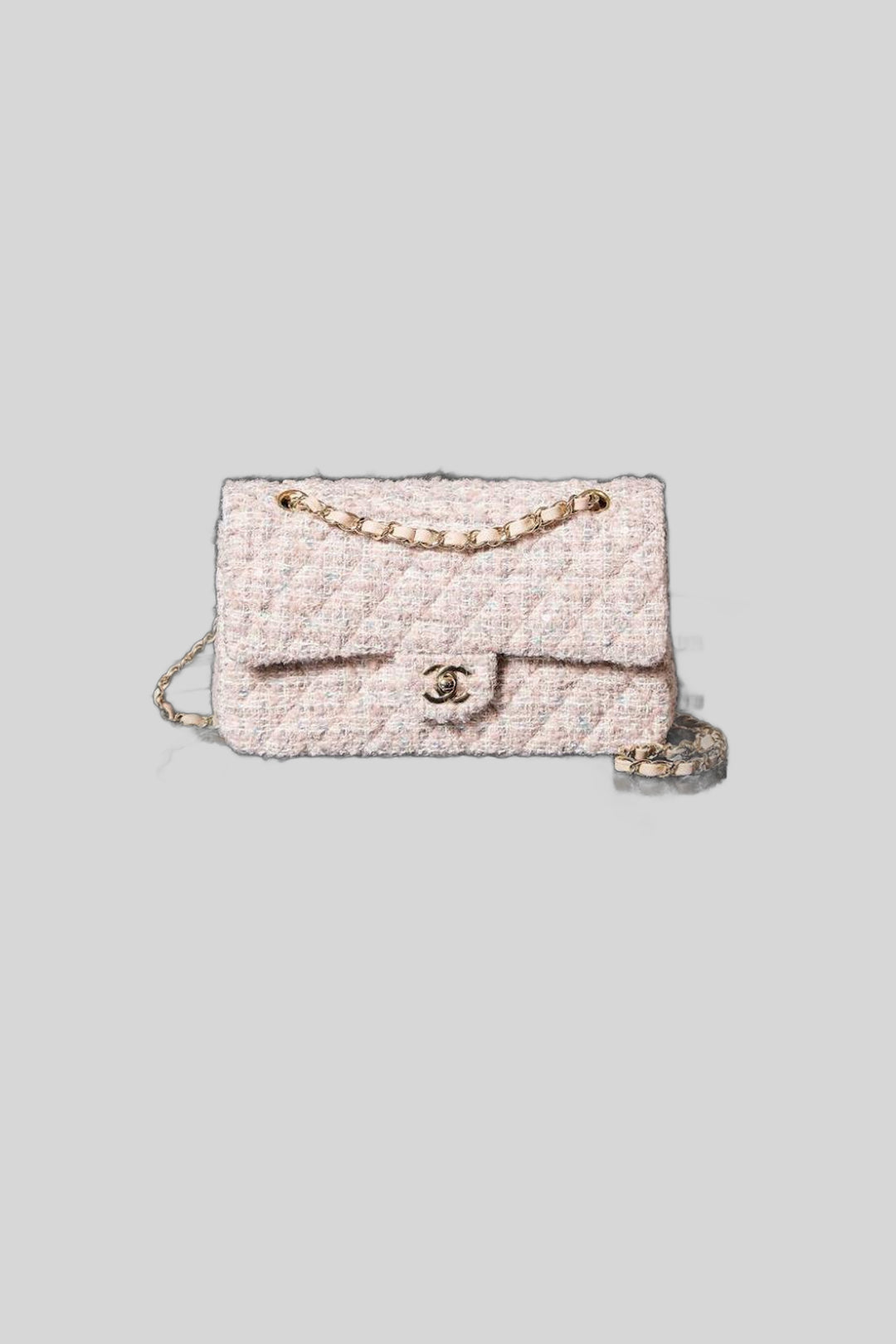 Bolsa Classic Flap tweed rosa e branco - Chanel — fotografia de produto em fundo cinza-claro