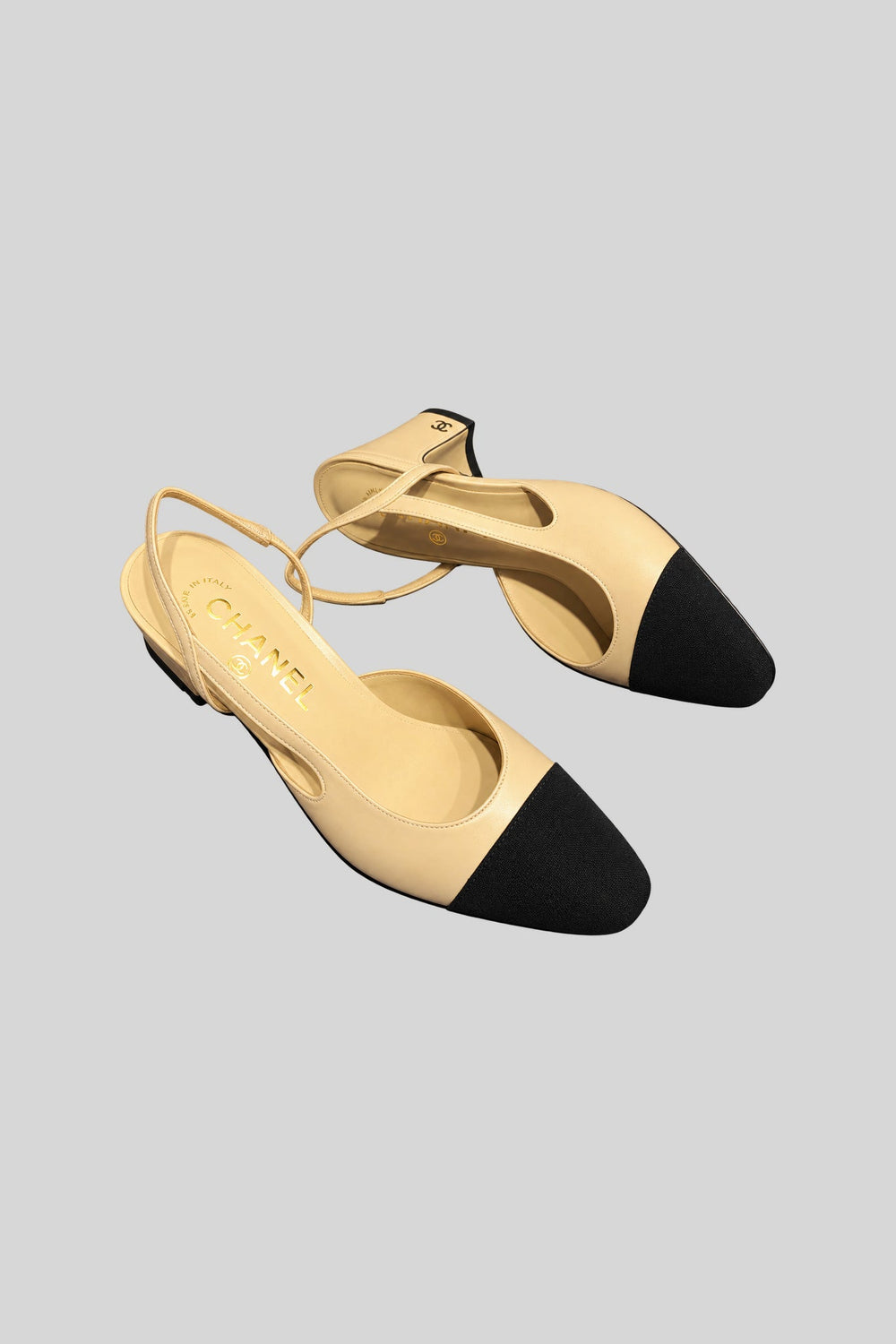 Slingback com biqueira - Chanel: foto 2 em fundo cinza-claro