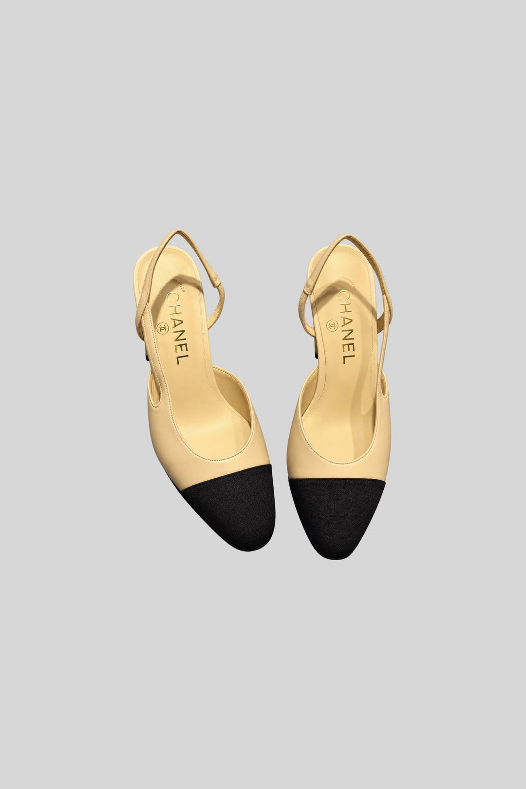 Slingback com biqueira - Chanel: foto 3 em fundo cinza-claro