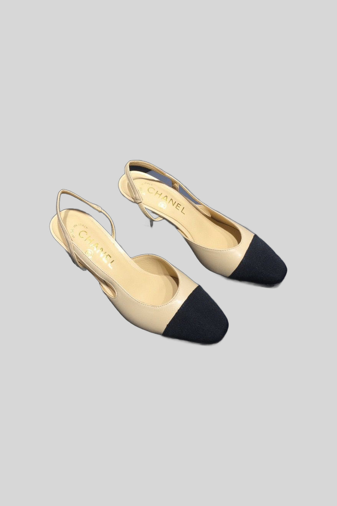 Slingback com biqueira - Chanel — produto em fundo cinza-claro uniforme