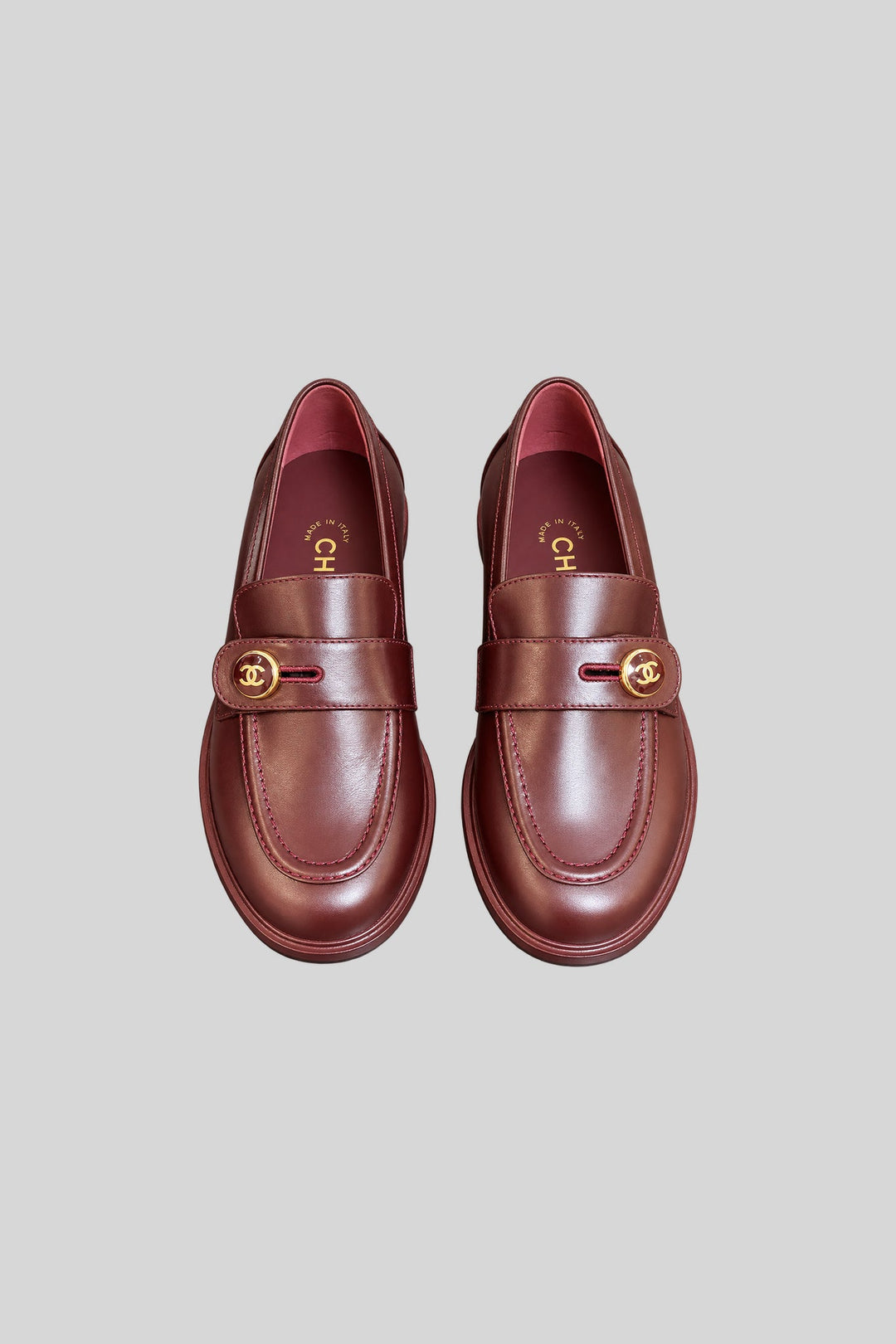 Mocassim Timeless Red - Chanel: foto 1 em fundo cinza-claro