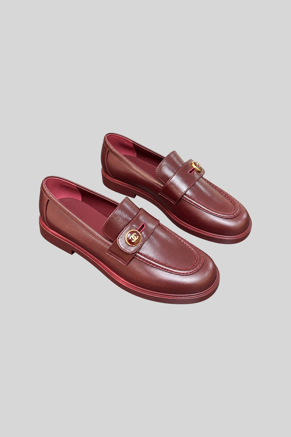 Mocassim Timeless Red - Chanel: foto 2 em fundo cinza-claro