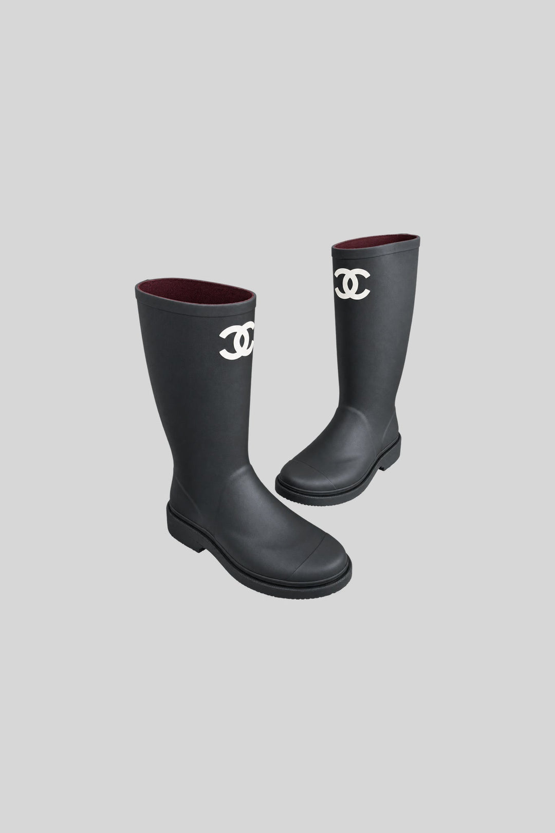 Bota Wellington CC Black - Chanel: foto 1 em fundo cinza-claro