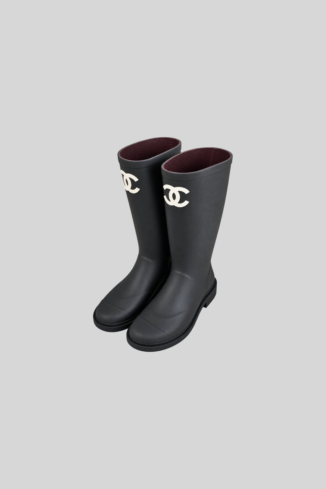 Bota Wellington CC Black - Chanel: foto 2 em fundo cinza-claro