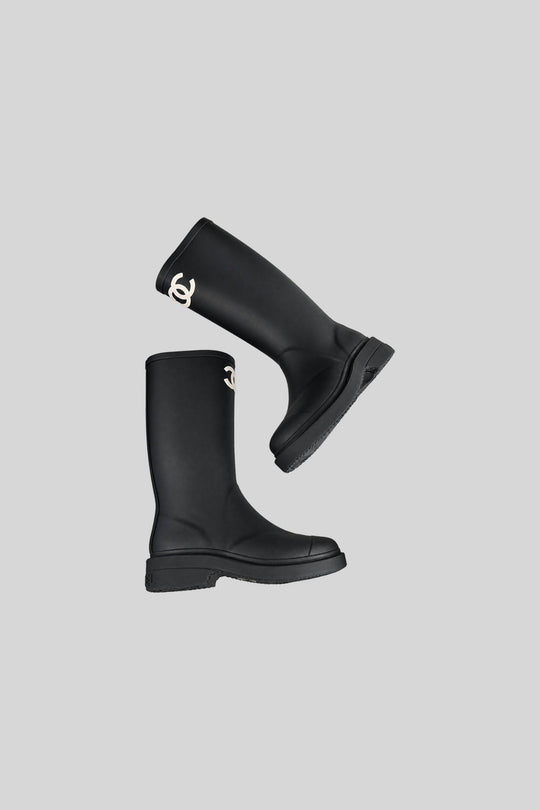 Bota Wellington CC Black - Chanel: foto 3 em fundo cinza-claro