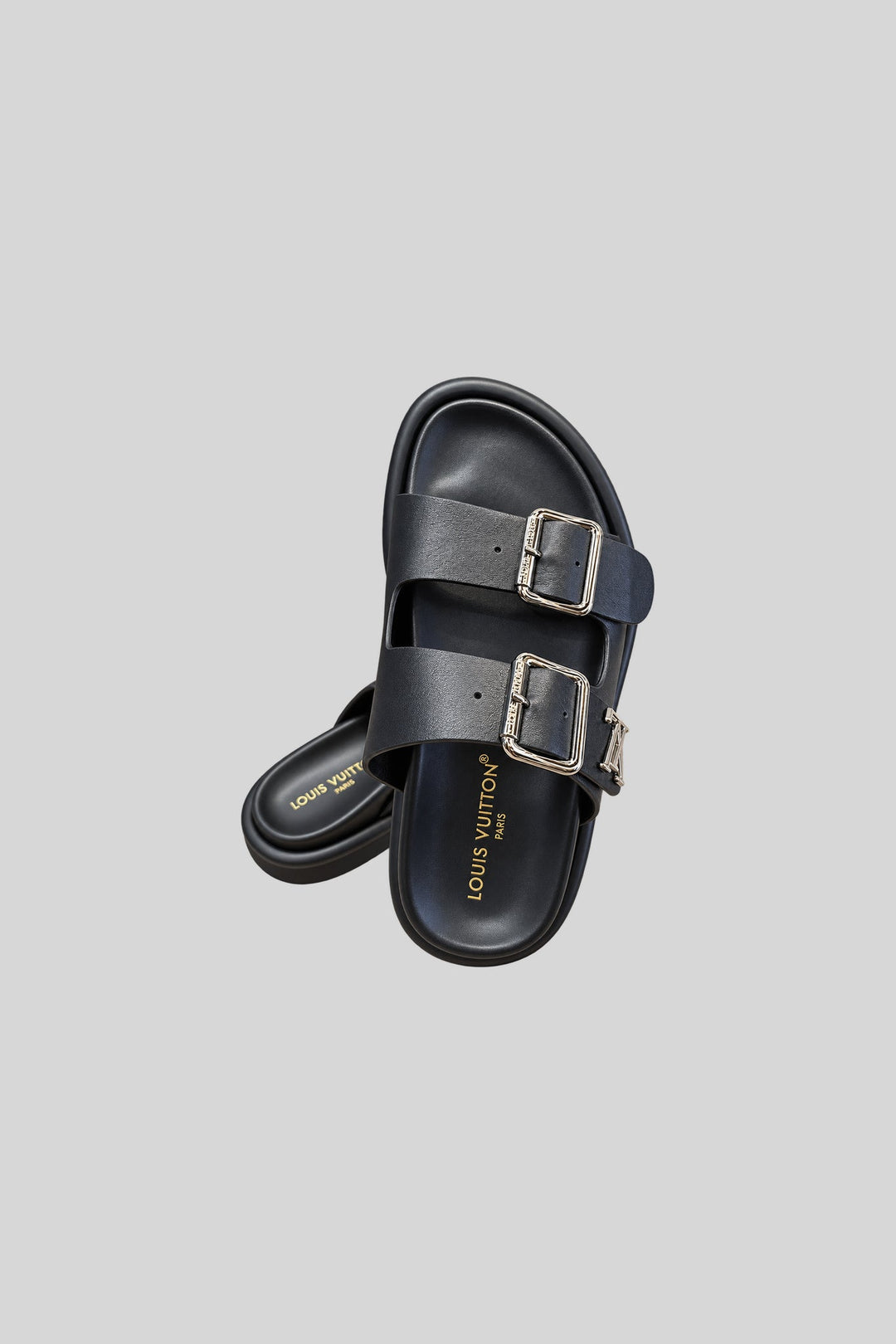 Chinelo Vintage Black - Louis Vuitton: foto 2 em fundo cinza-claro