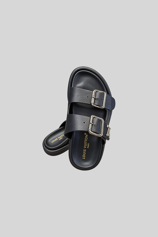 Chinelo Vintage Black - Louis Vuitton: foto 2 em fundo cinza-claro