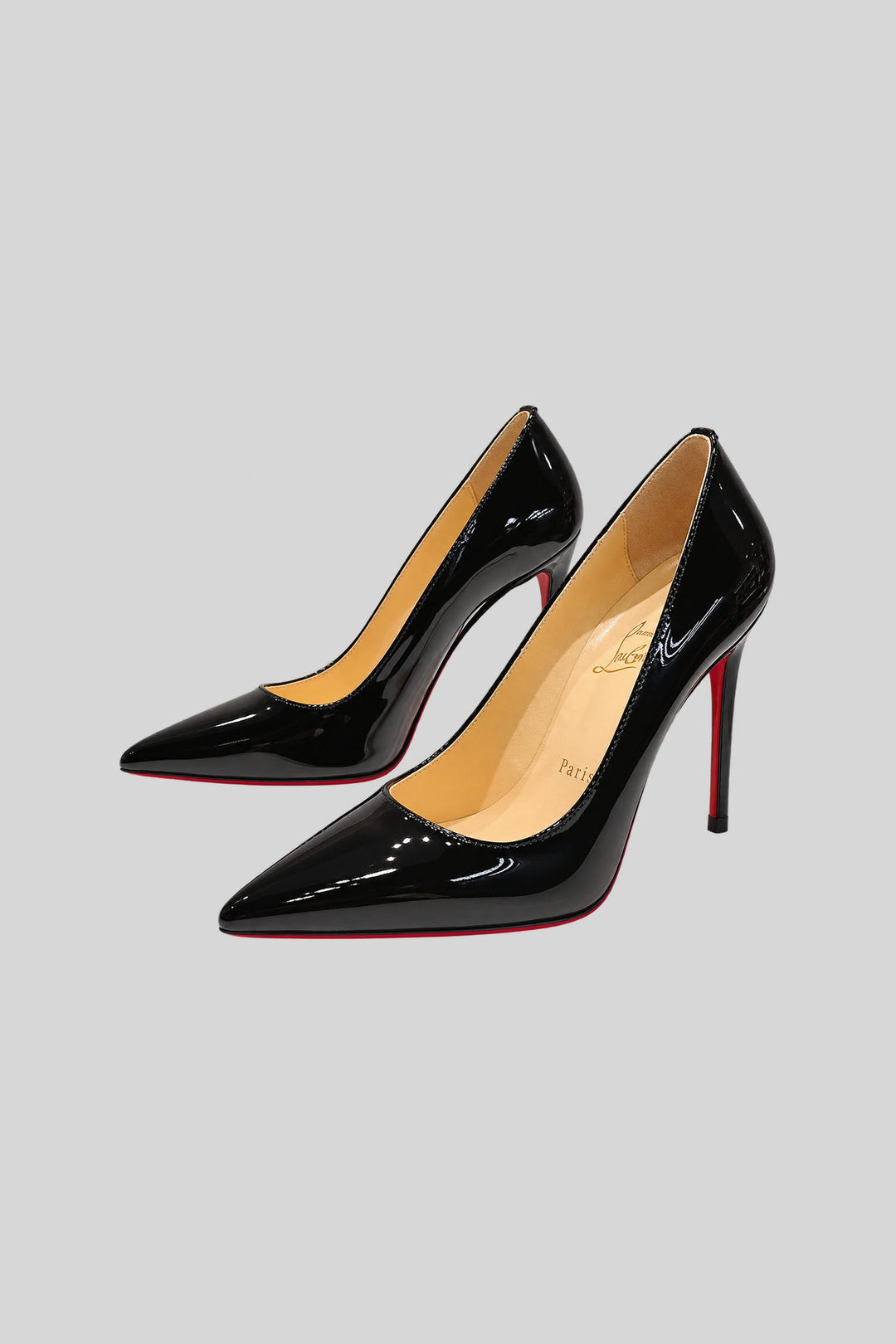 Scarpin Kate Black - Christian Louboutin: foto 3 em fundo cinza-claro