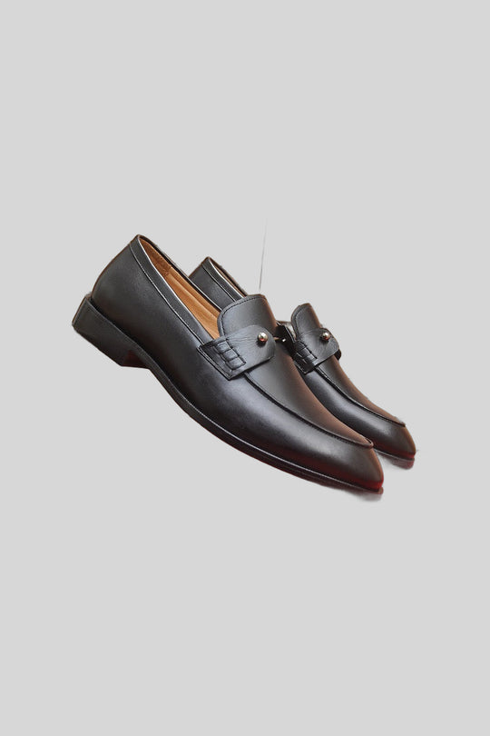 Mocassim Chambelimoc Black - Christian Louboutin — produto em fundo cinza-claro uniforme