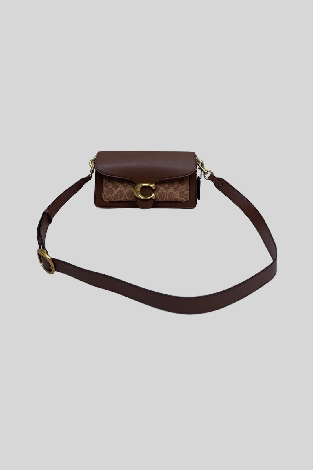 Bolsa Tabby 26 Signature Dark Brown - Coach — fotografia de produto em fundo cinza-claro