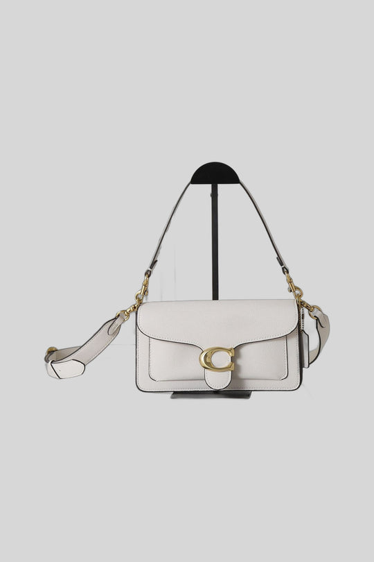 Bolsa Tabby 26 White com ferragens douradas - Coach — fotografia de produto em fundo cinza-claro