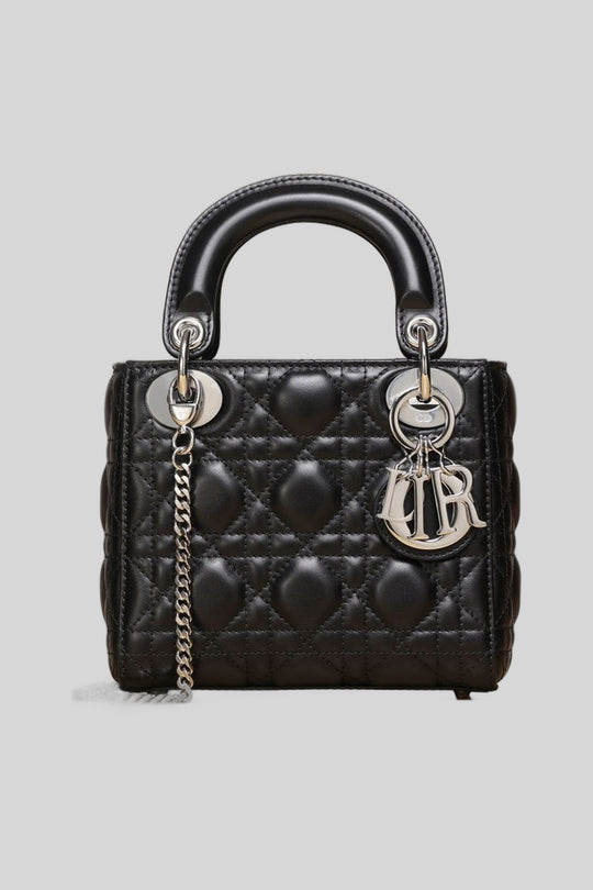 Bolsa Small Lady Dior Black - Dior — fotografia de produto em fundo cinza-claro