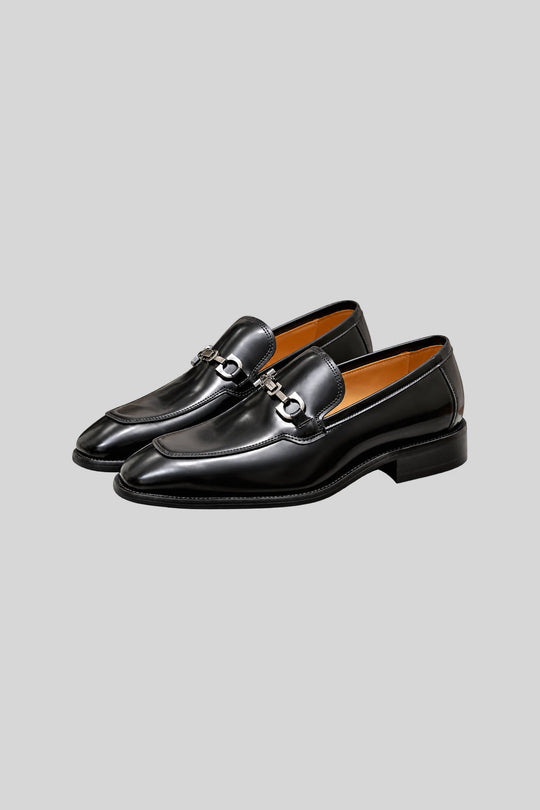 Mocassim Gancini preto - Ferragamo: foto 1 em fundo cinza-claro
