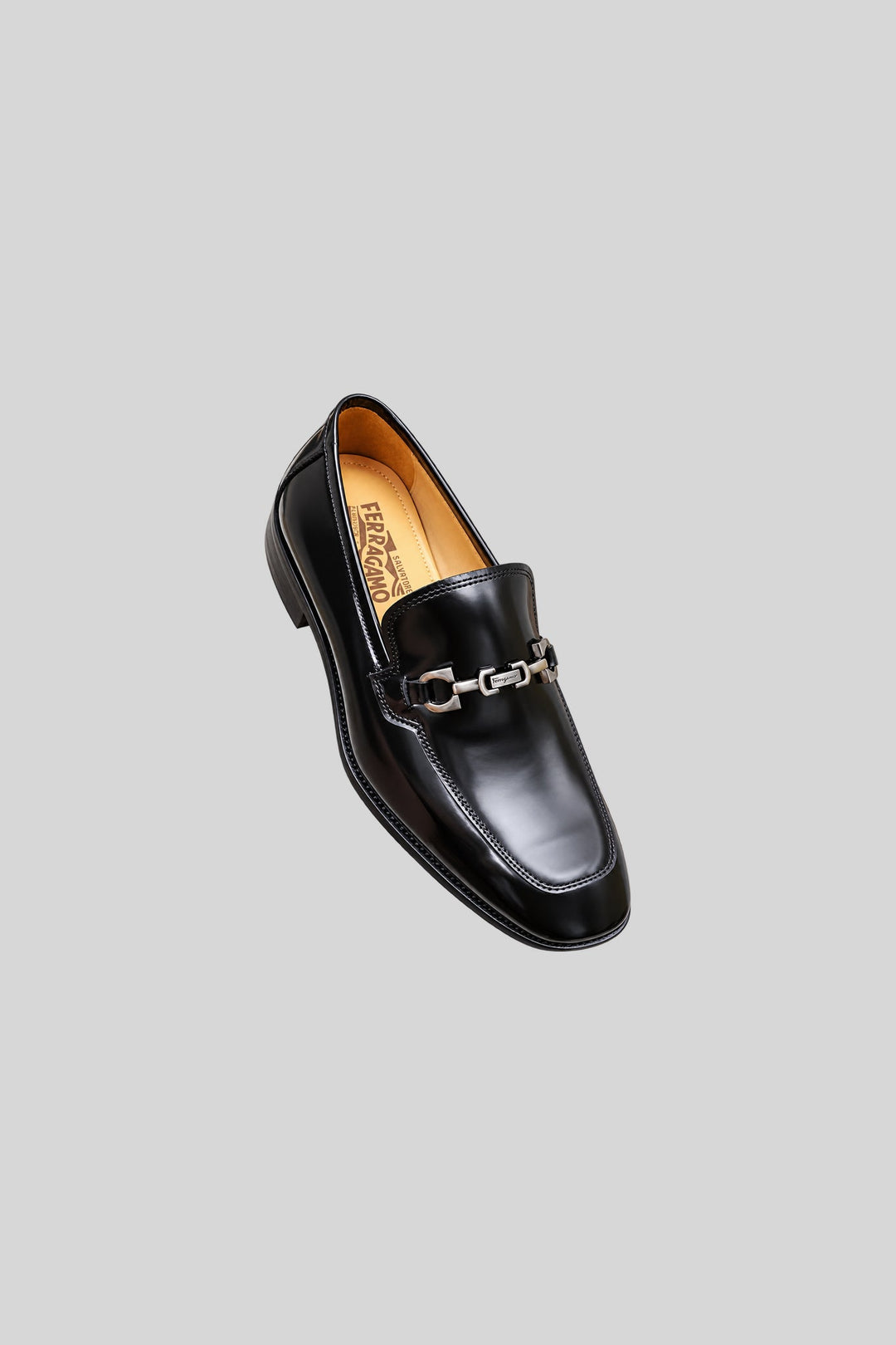 Mocassim Gancini preto - Ferragamo: foto 2 em fundo cinza-claro