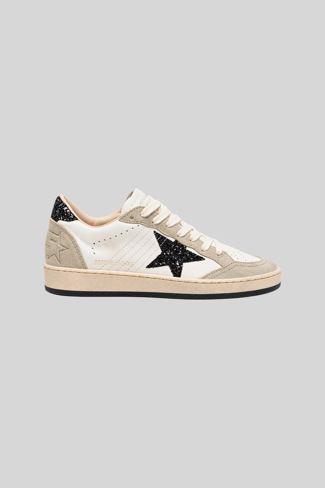 Tênis Ball Star Creme / Off-White - Golden Goose: foto 2 em fundo cinza-claro