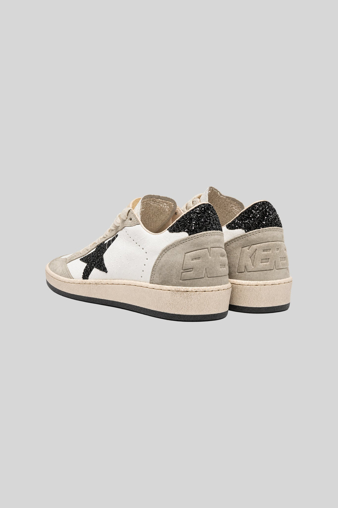 Tênis Ball Star Creme / Off-White - Golden Goose: foto 3 em fundo cinza-claro