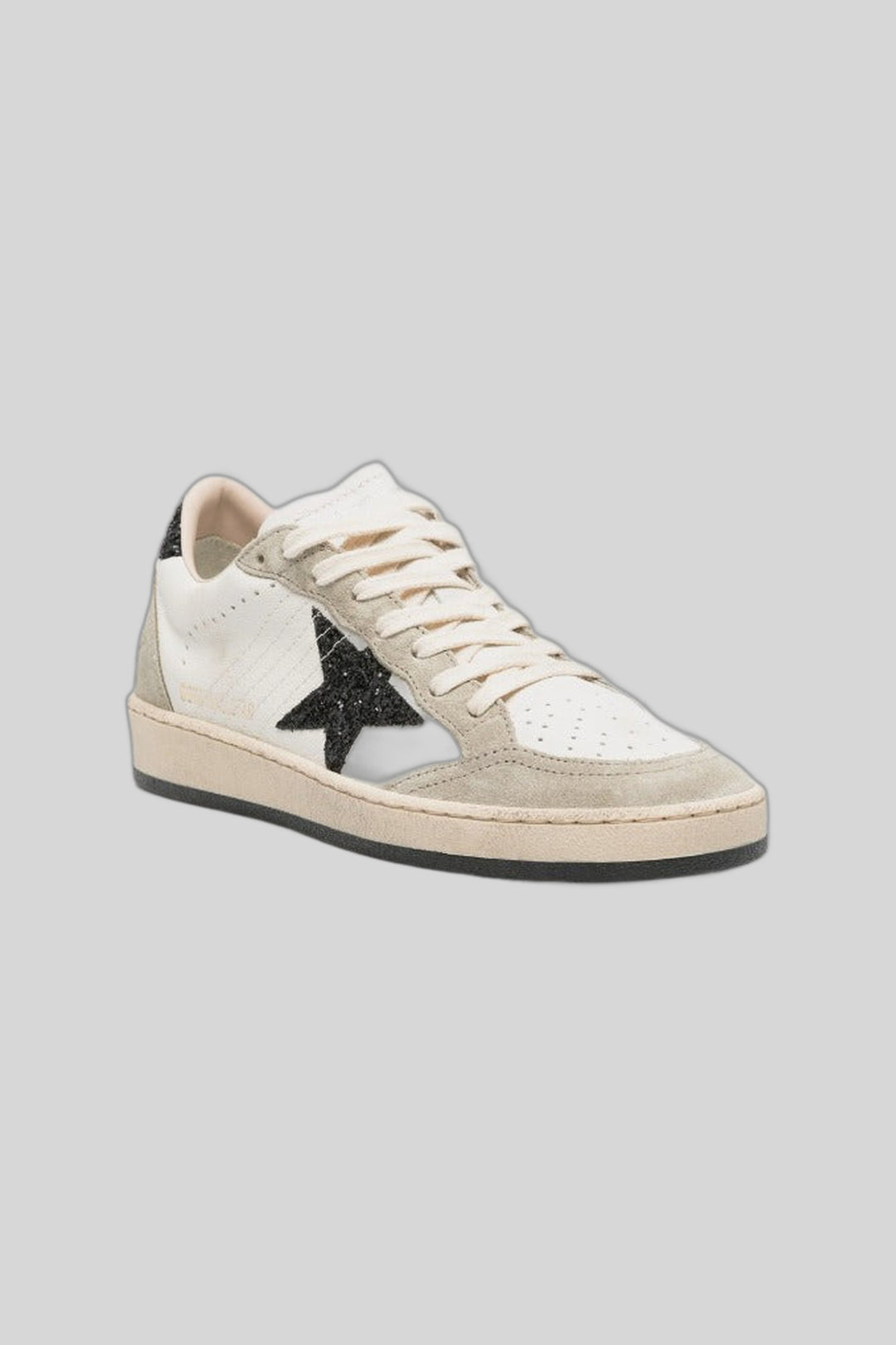 Tênis Ball Star Creme / Off-White - Golden Goose — produto em fundo cinza-claro uniforme