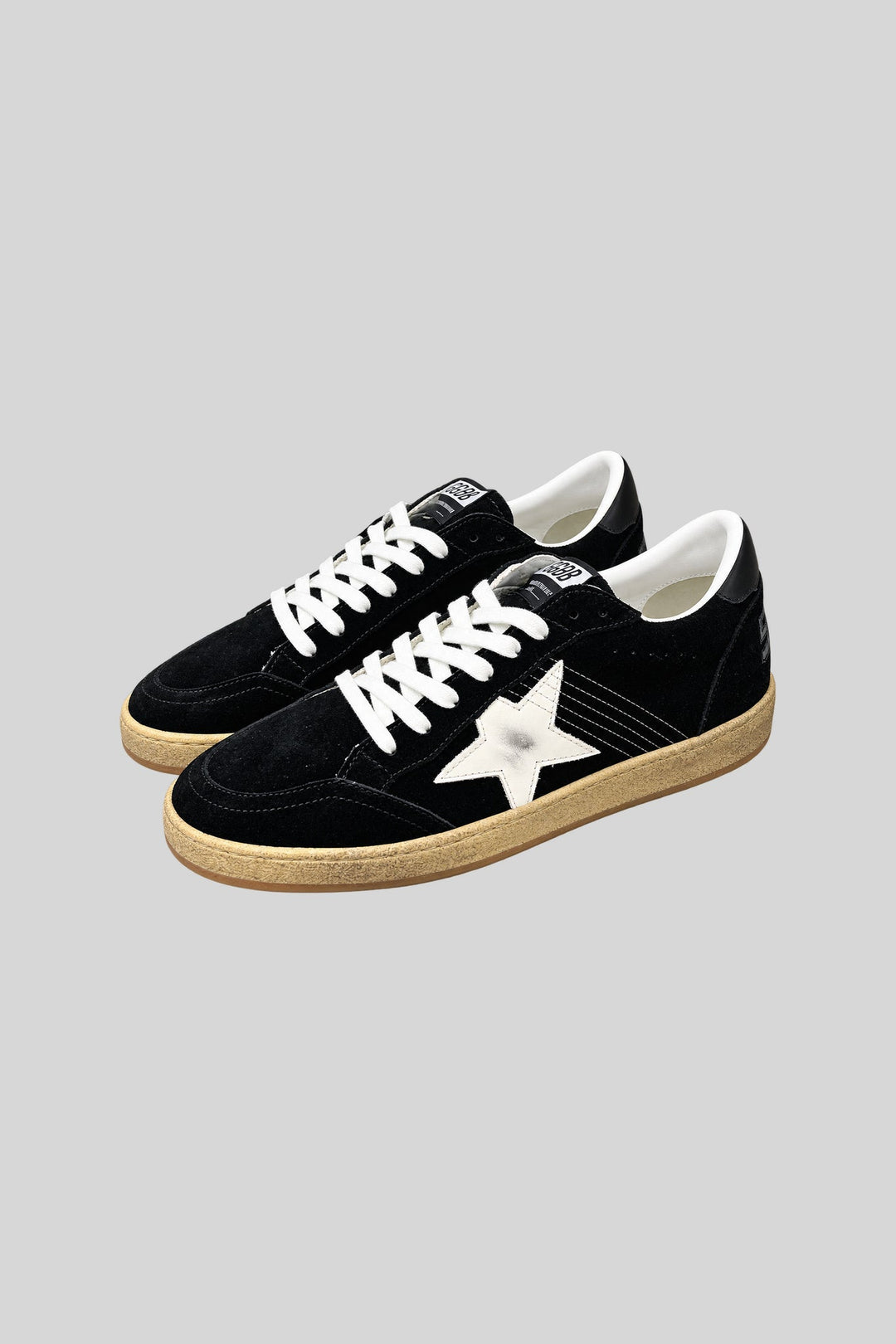 Tênis Ballstar Black - Golden Goose: foto 2 em fundo cinza-claro