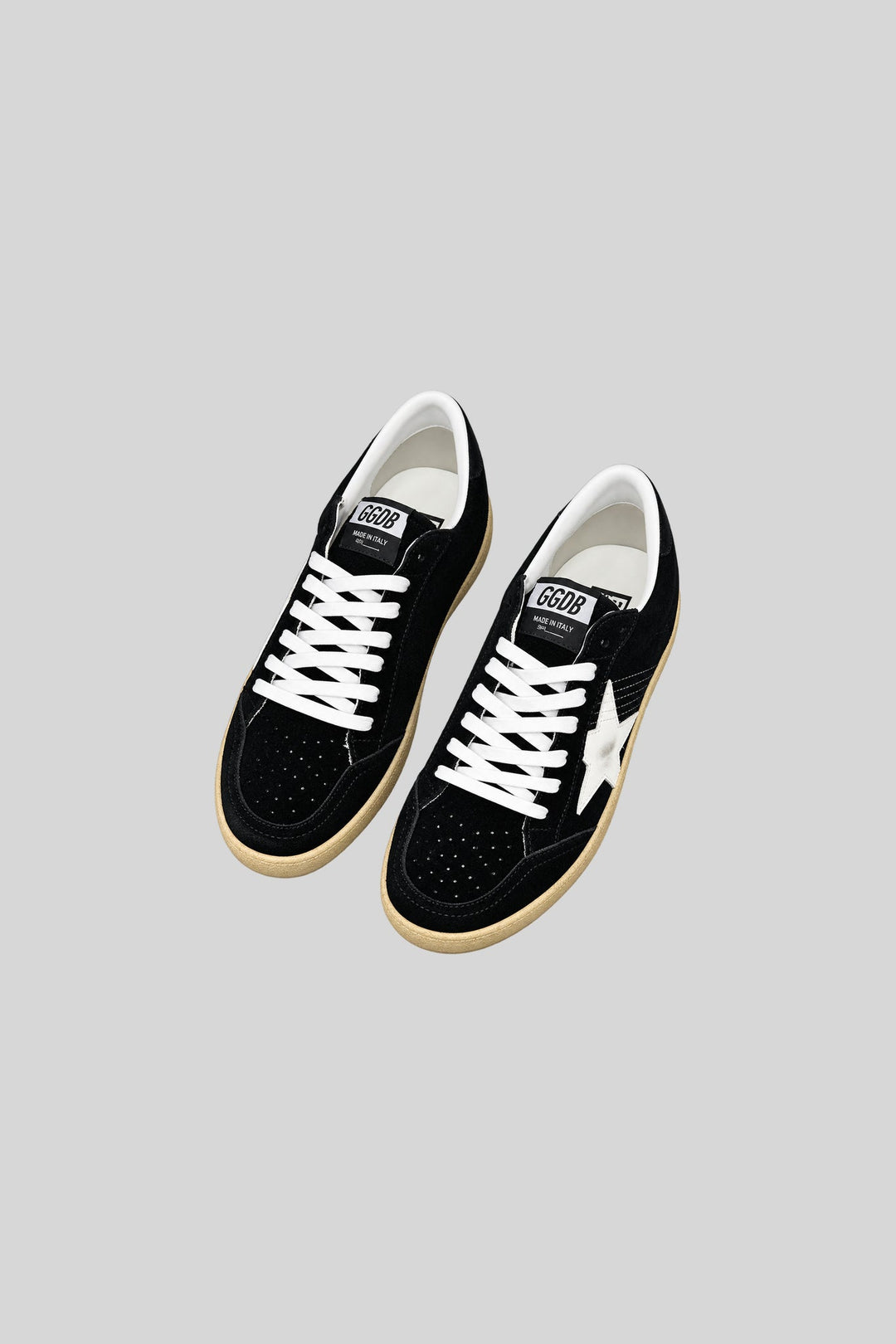 Tênis Ballstar Black - Golden Goose: foto 3 em fundo cinza-claro