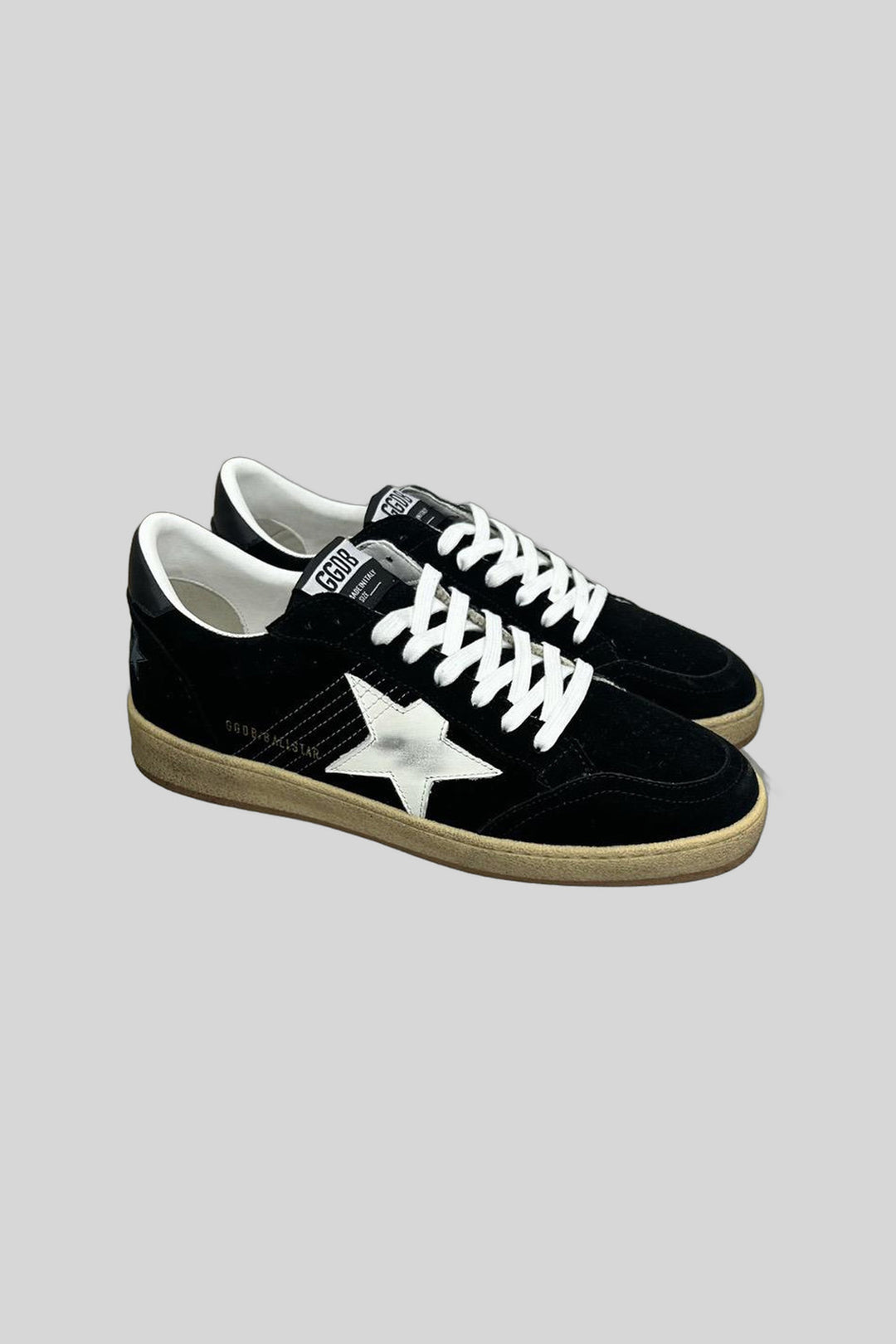 Tênis Ballstar Black - Golden Goose — produto em fundo cinza-claro uniforme