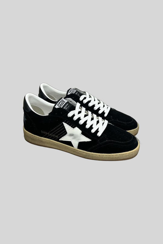 Tênis Ballstar Black - Golden Goose — produto em fundo cinza-claro uniforme