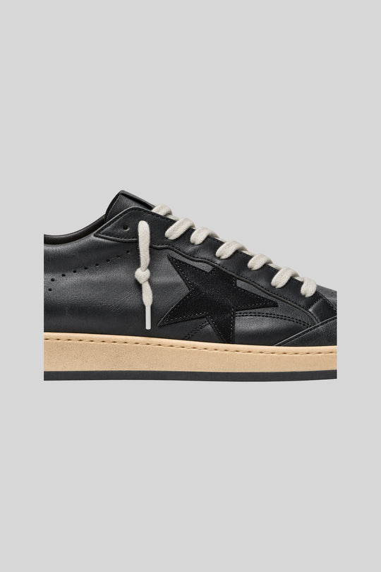 Tênis Golden Goose preto — detalhe da estrela e do couro