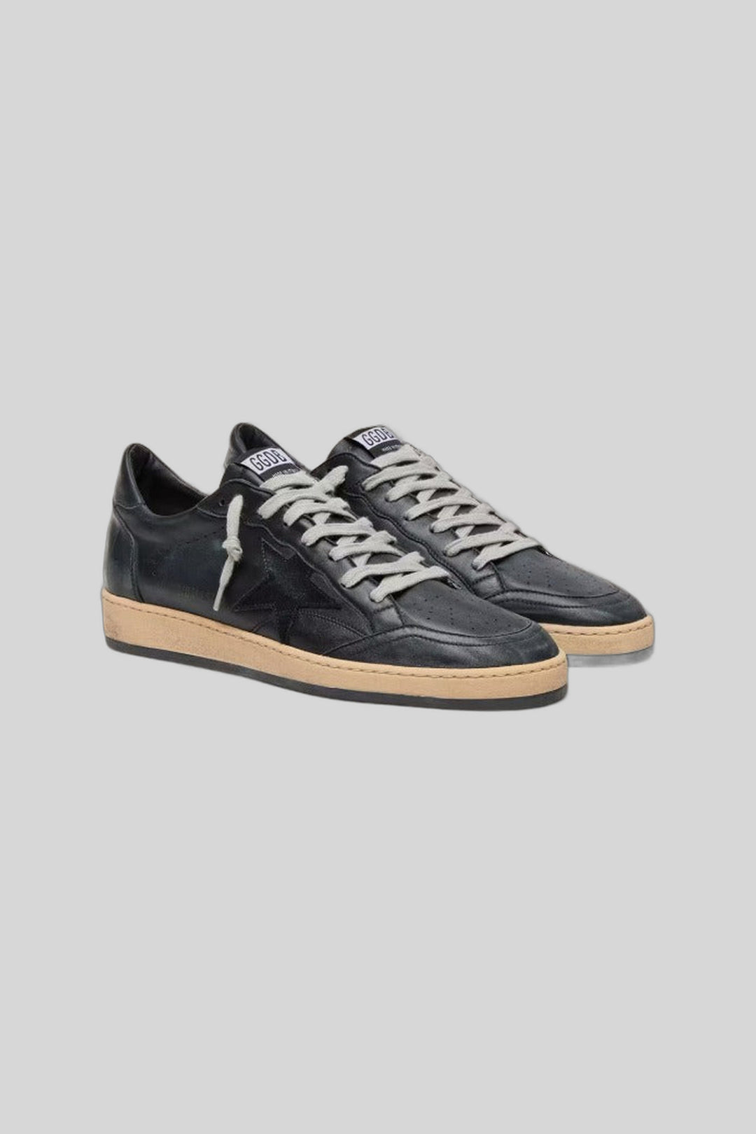 Tênis Golden Star Black - Golden Goose — produto em fundo cinza-claro uniforme
