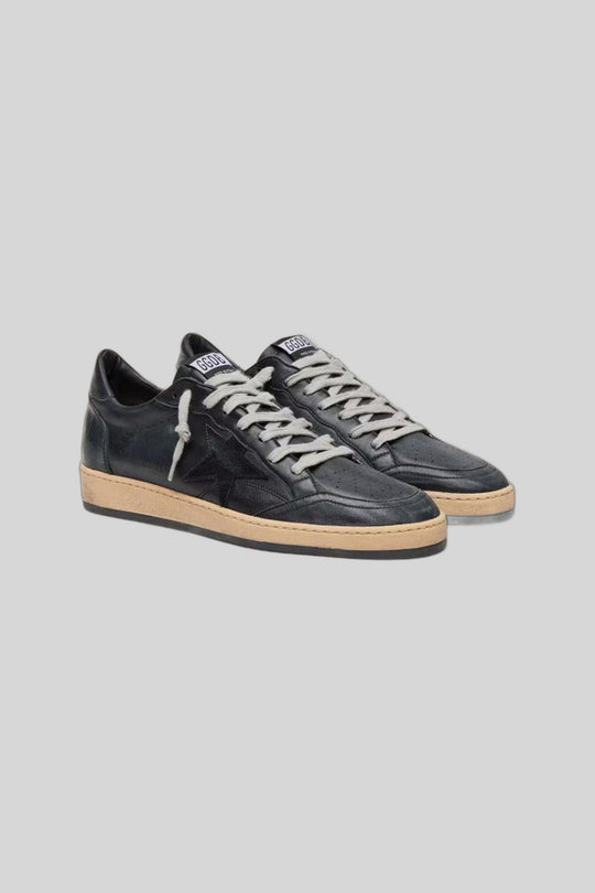 Tênis Golden Star Black - Golden Goose — produto em fundo cinza-claro uniforme